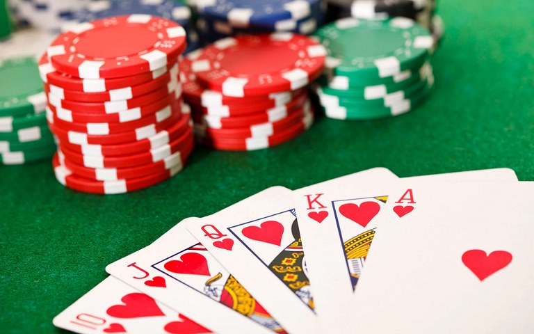 Cách chơi poker - Kinh nghiệm giúp đánh bại mọi đối thủ 2 Không Chơi Quá Nhiều Hand Mà Hãy Tận Dụng Đặt Cược Vào Tay Bài Mạnh